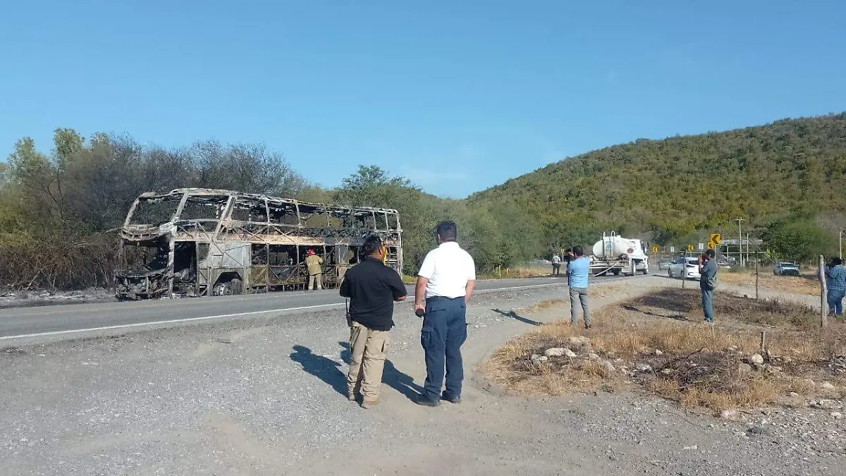 Autobús se incendió en carretera federal Victoria- Monterrey SSPT (1)